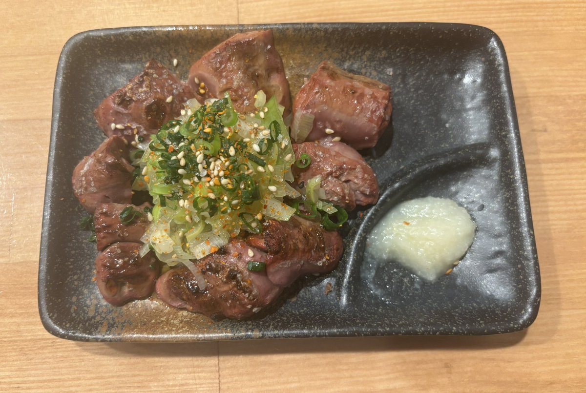 yamadaoutput's tweet photo. 中野新橋駅から徒歩3分程の「炭火焼鳥 縁灯 -enbi-」に行きました。

賑やかな店内でいただく新鮮な焼き鳥は、どれも心地よい歯ごたえで絶品🐓
おすすめの「ネギ塩レバテキ」は、にんにくと味わうとしっとり柔らかく、ビールがよく進みます🍺
美味しいお酒と焼き鳥を食べたいときにおすすめ👍🏻
PR
#縁灯 https://t.co/p6sPr6a3Tg