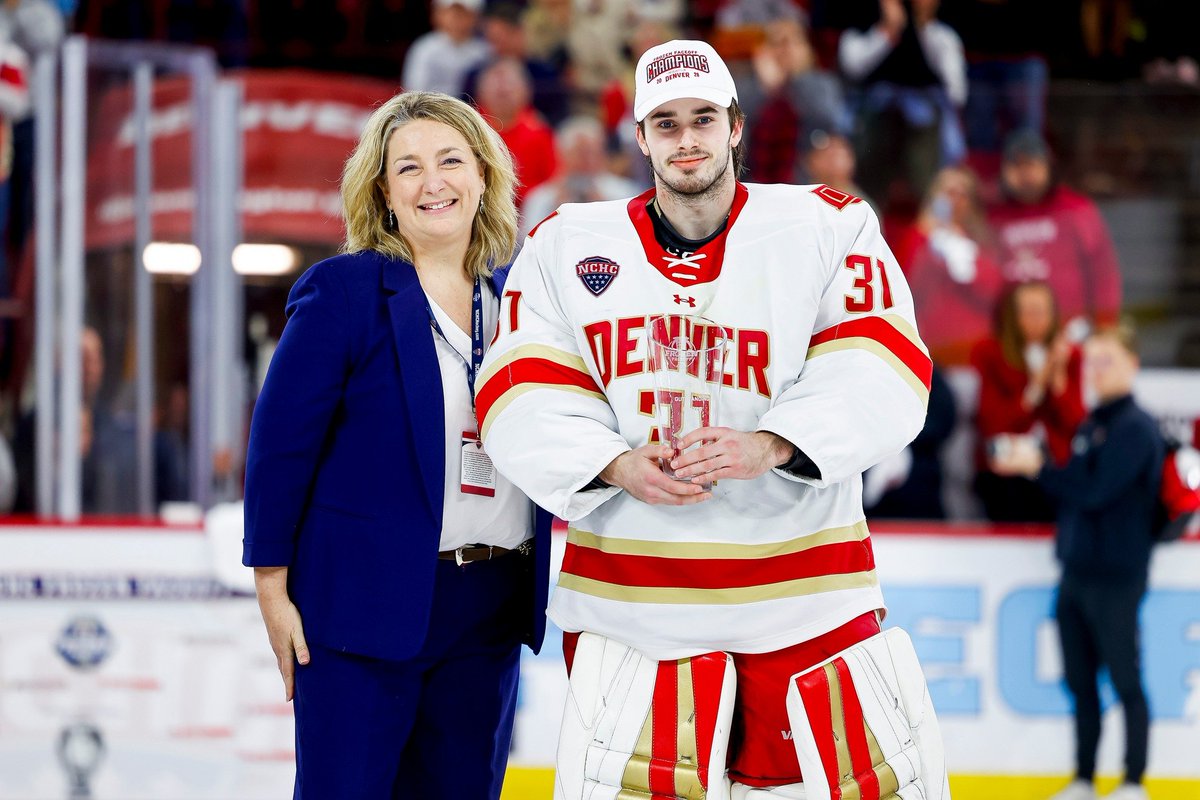 NathanGraviteh's tweet photo. Shoutout to 5'10 Denver Goalie Johnny Hicks. 

He didn't lose a SINGLE game all season in regulation. 15-0-1. 🏆 https://t.co/BJNchqDh22