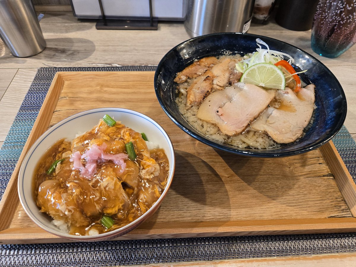 Shitozuka2's tweet photo. LOKAHi@大塚

【金アグーの背脂煮干し中華そば】
〈上定食〉

背脂煮干と共に、出汁にチャーシューに…と、その円やかな旨さ食感が伝わってくる一杯。
多加水中太の麺が充実。

上は アグー豚かつ丼 も味わえるというスペシャルな定食。
旨いしかない!!

#LOKAHI #大塚 https://t.co/WZh4d9ttgn