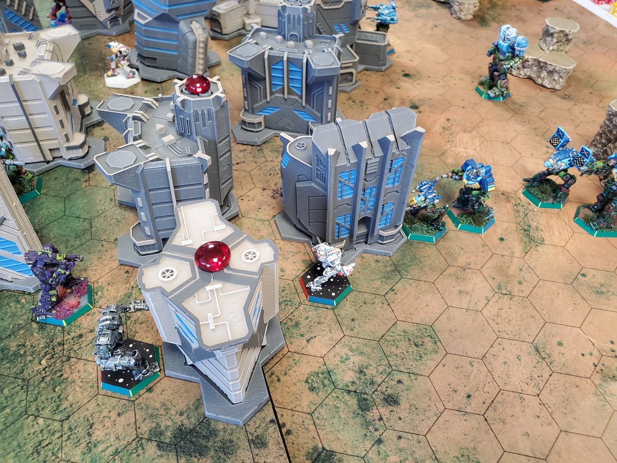 CatHultberg's tweet image. It has been a while since I ran a #battletech game but the crew at Springfield Games Day were kind enough to offer me space. It was a wild, bloody game with many dead mechs. @catalystgamelab @GaleForceNine @Thunderhead_S #miniatures #miniaturewargaming #hextech