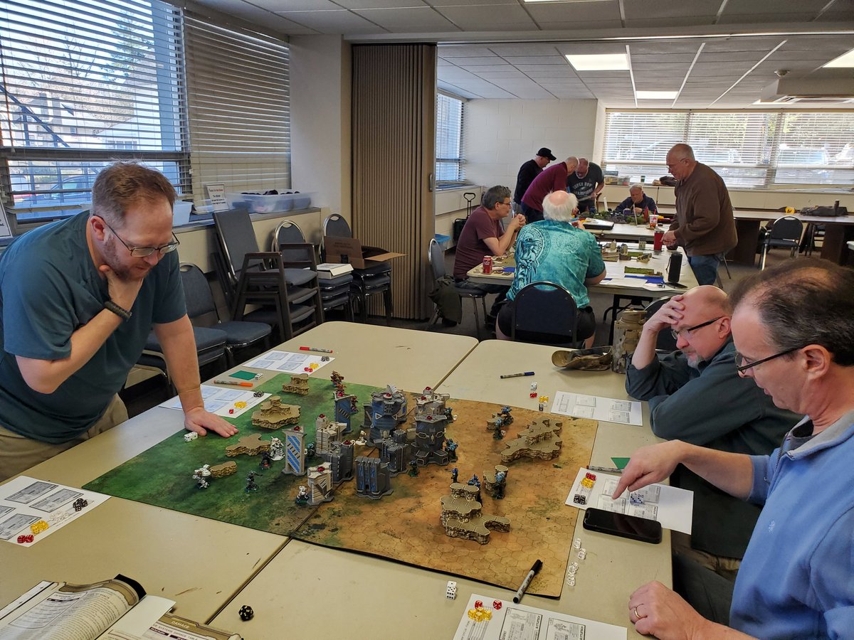 CatHultberg's tweet image. It has been a while since I ran a #battletech game but the crew at Springfield Games Day were kind enough to offer me space. It was a wild, bloody game with many dead mechs. @catalystgamelab @GaleForceNine @Thunderhead_S #miniatures #miniaturewargaming #hextech