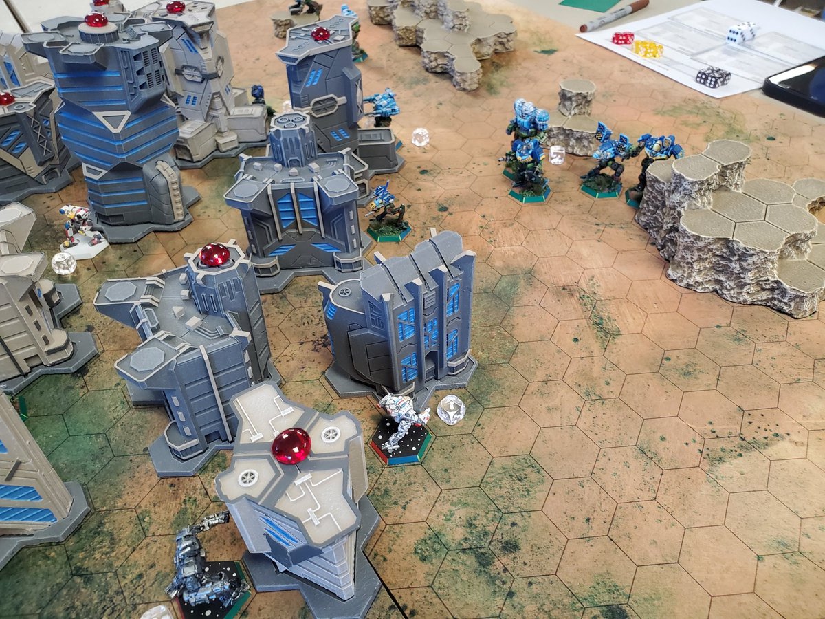 CatHultberg's tweet image. It has been a while since I ran a #battletech game but the crew at Springfield Games Day were kind enough to offer me space. It was a wild, bloody game with many dead mechs. @catalystgamelab @GaleForceNine @Thunderhead_S #miniatures #miniaturewargaming #hextech