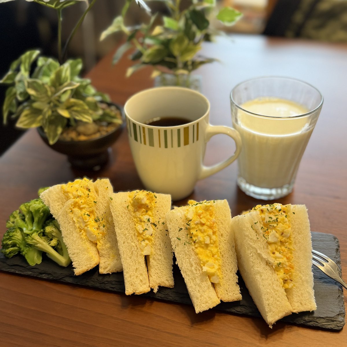 inobunta's tweet photo. 久々に せっせとこしらえた たまごサンドでモーニング☕️ https://t.co/zHcXla4Bdx