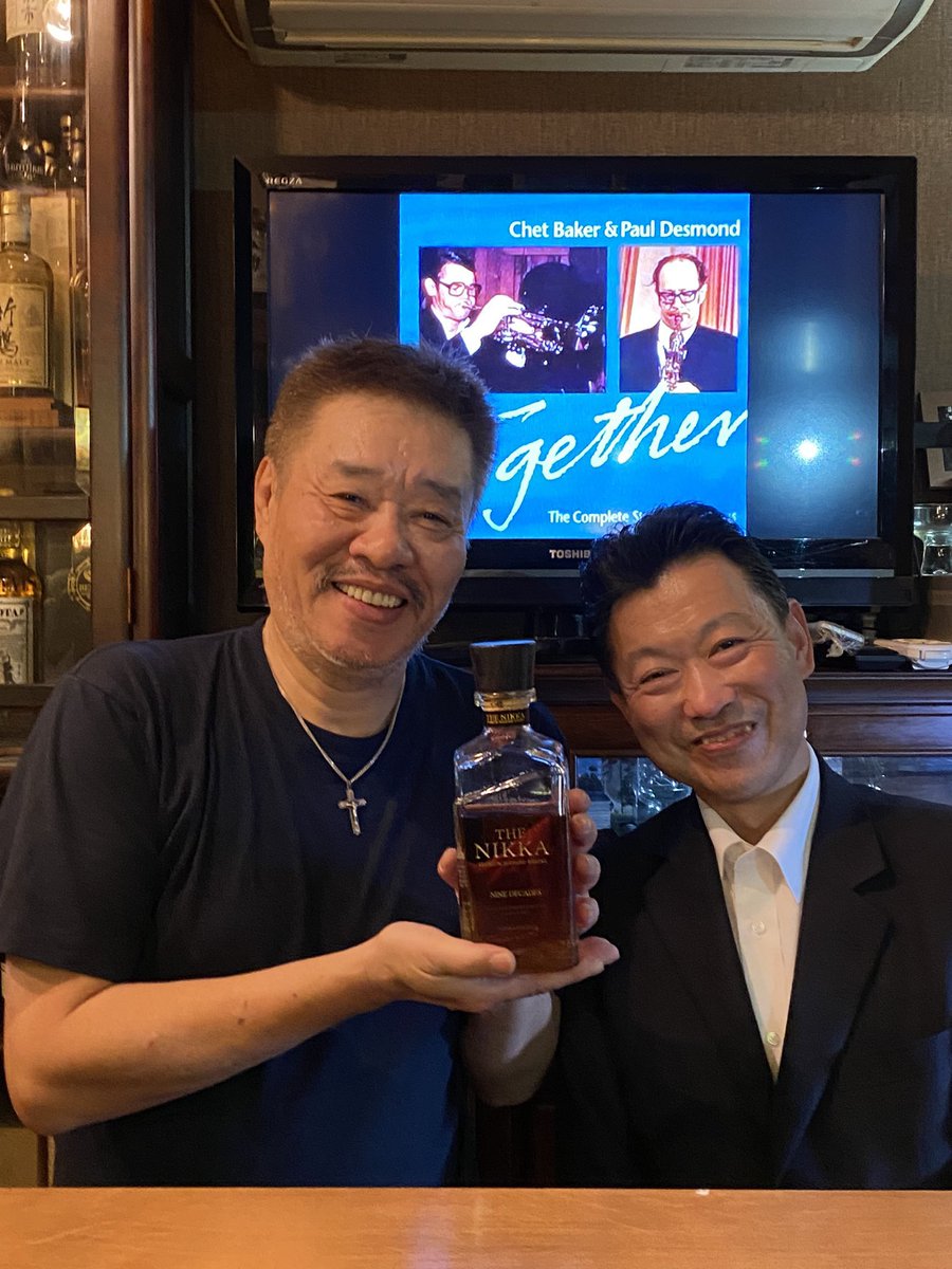 YANMOsan's tweet image. BAR BOTA @BoTaHiguma  さん
15周年おめでとうございます🎊㊗️🎉
世界でも希少な古民家BAR
品揃えは世界唯一の変態度〜汗💦
世界からお客様がご来店の小樽の名店
織りなす革製品も一級品！
これからもよろしくお願いします。
#TWLC #KWL #Whisky 
#BarBOTA