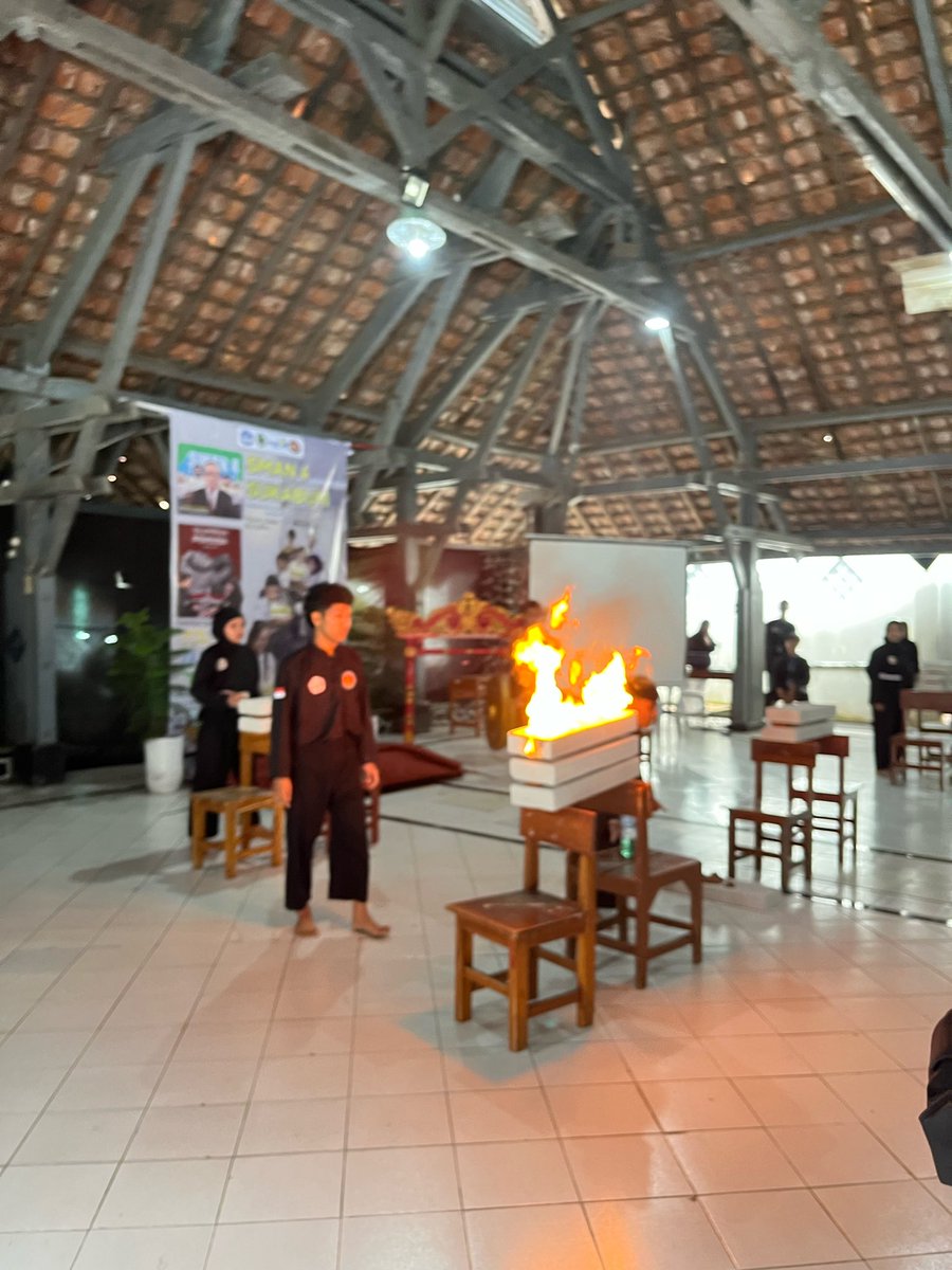 Osemsmanpat's tweet photo. Halo Akang Teteh! 👋

Alhamdulillah, pada tanggal 20-28 Oktober 2025 SMAN 4 Sukabumi telah melaksanakan kegiatan Bulan Bahasa sebagai wadah untuk mengekspresikan kreativitas, kemampuan berbahasa, serta kecintaan terhadap sastra dan budaya Indonesia 🇮🇩 https://t.co/39kQ4u2yhG