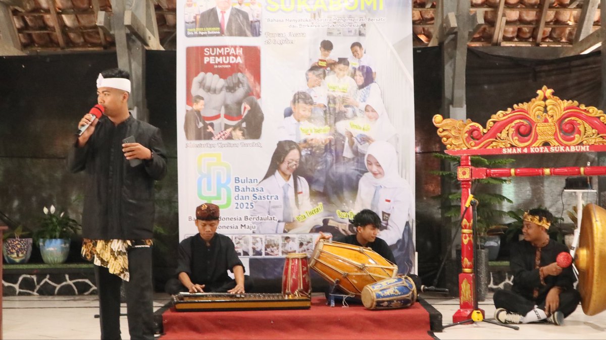 Osemsmanpat's tweet photo. Halo Akang Teteh! 👋

Alhamdulillah, pada tanggal 20-28 Oktober 2025 SMAN 4 Sukabumi telah melaksanakan kegiatan Bulan Bahasa sebagai wadah untuk mengekspresikan kreativitas, kemampuan berbahasa, serta kecintaan terhadap sastra dan budaya Indonesia 🇮🇩 https://t.co/39kQ4u2yhG