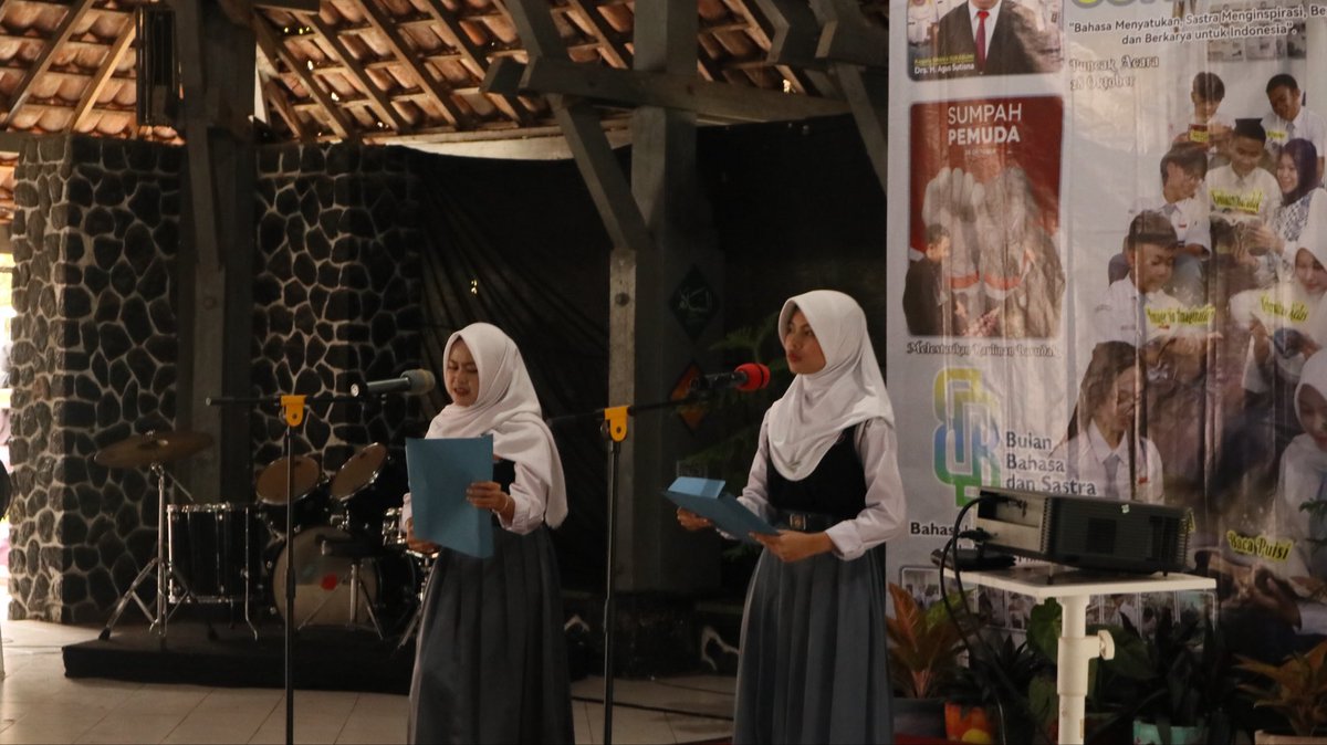 Osemsmanpat's tweet photo. Halo Akang Teteh! 👋

Alhamdulillah, pada tanggal 20-28 Oktober 2025 SMAN 4 Sukabumi telah melaksanakan kegiatan Bulan Bahasa sebagai wadah untuk mengekspresikan kreativitas, kemampuan berbahasa, serta kecintaan terhadap sastra dan budaya Indonesia 🇮🇩 https://t.co/39kQ4u2yhG