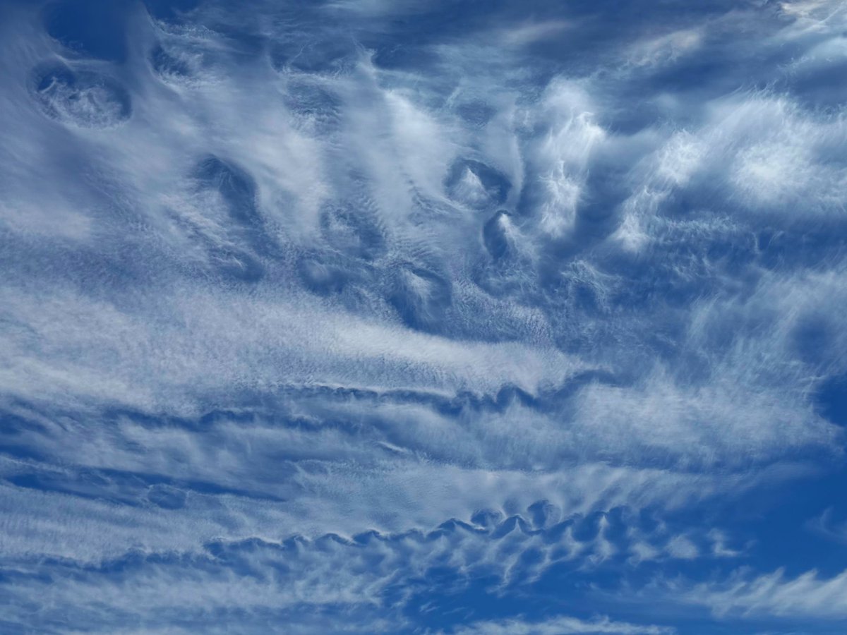 PaleoLaura's tweet image. Interesting high level clouds ripping off the southern Sierra Nevada crest from the approaching front and moving out eastward over the Death Valley region this afternoon. #weather