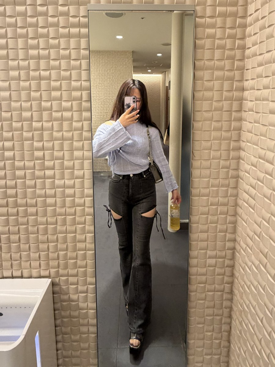 1_am_ri's tweet photo. 厚底とカメラの角度で腰の位置バグ写真撮れた
けどこの服スタイルまじ盛れる https://t.co/QMFjq5JpCI