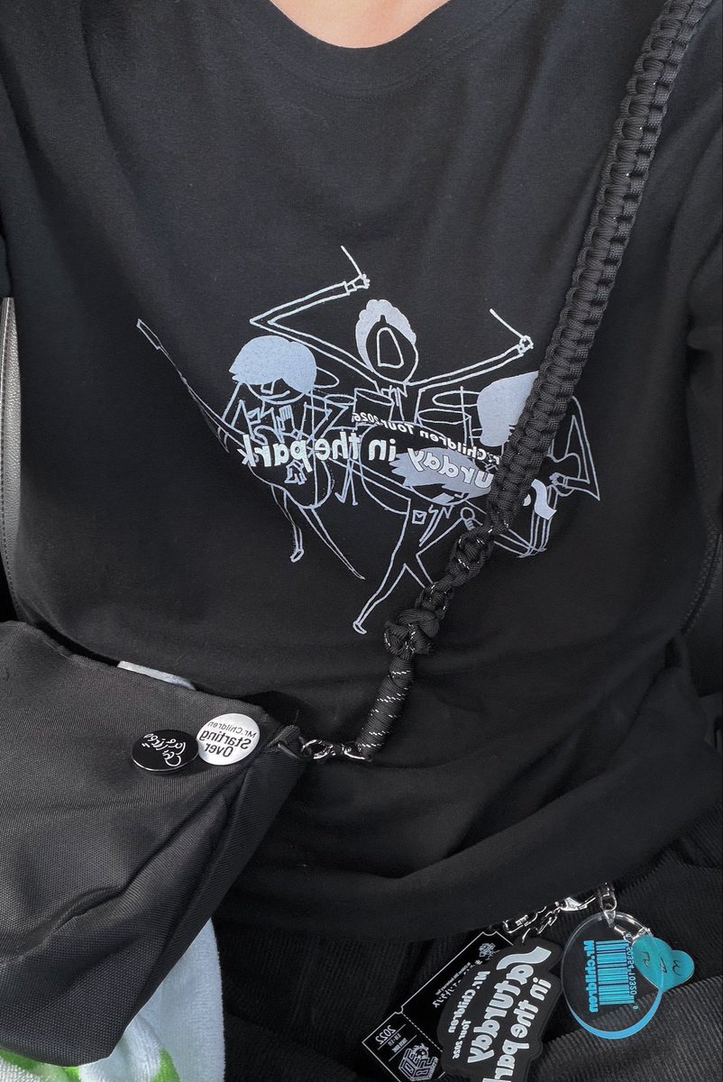 kaz_soundtracks's tweet image. Mr.Children Tour 2026 
 Saturday in the park 横浜アリーナ4.12

お気に入りのMr.Childrenキーホルダーと少し改造したサコッシュと今回のかわいすぎるグッズの全身ブラックコーデで大好きなMr.Childrenに会いに行きます！

#MrChildren
#Saturdayinthepark
#横浜アリーナ
#大好きな4人に会える日