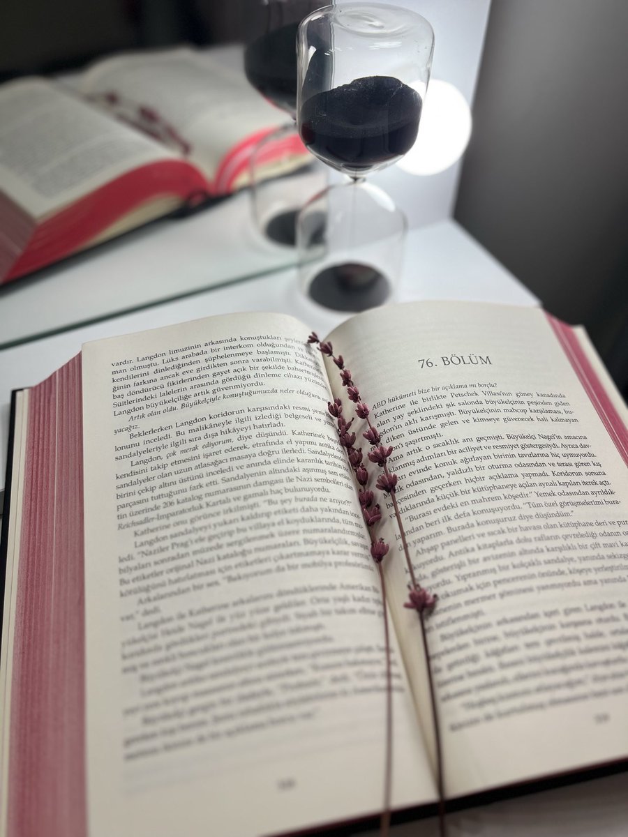 Kimseyi rahatsız etmeden sadece kendinle ve kendi hayatınla ilgileniyor olmanın verdiği huzur..
#pazar #kitap #gece ✨