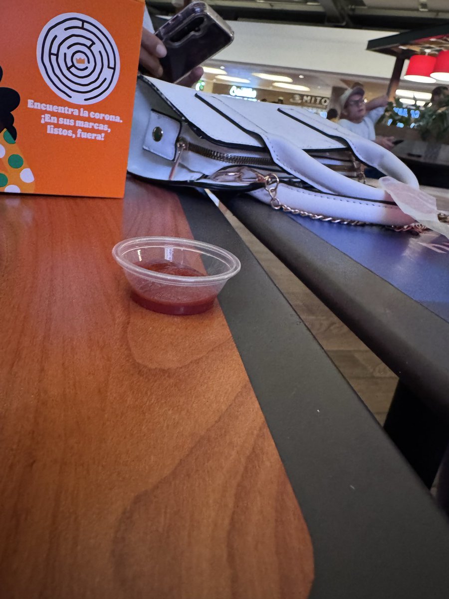 NATABECO's tweet photo. Es el colmo lo que da @BurgerKingCol  cuando se pide salsa de tomate, está bien no dar en exceso pero tampoco literal 3 gotas https://t.co/Ouxs0MKjU1