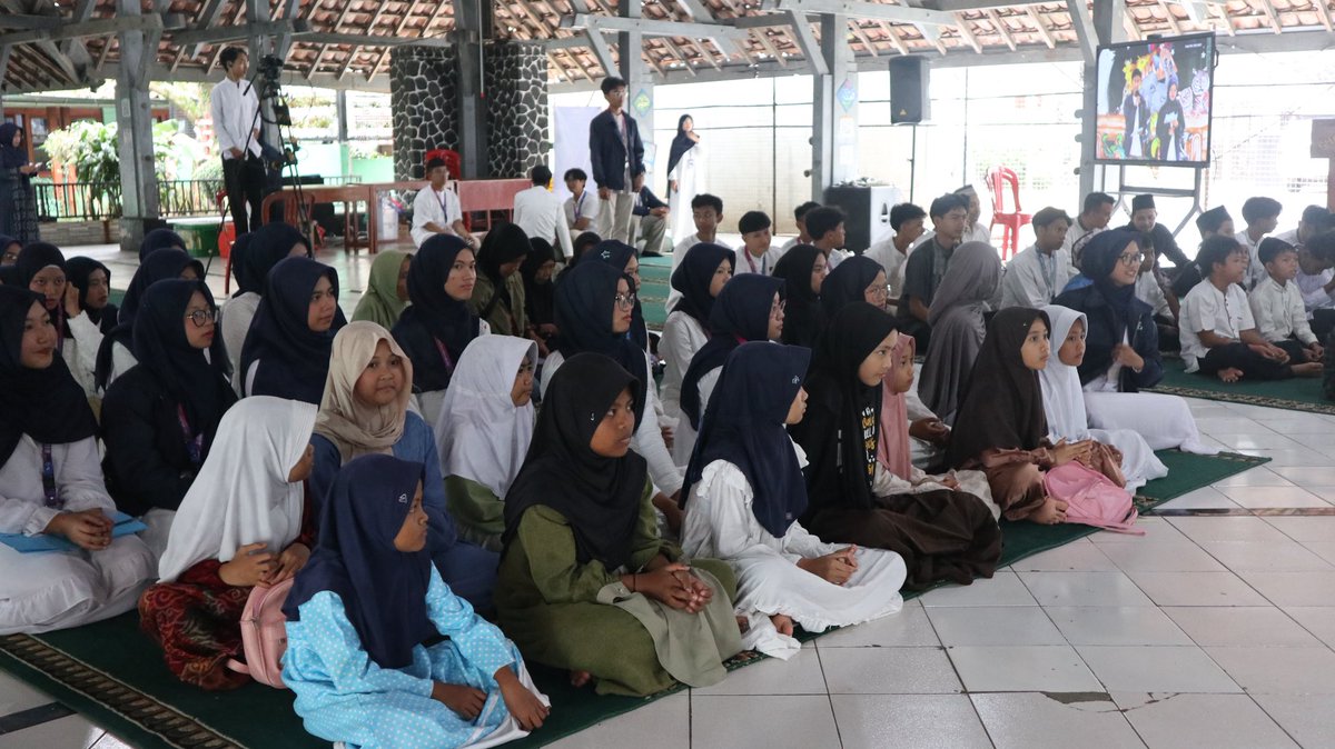 Osemsmanpat's tweet photo. Halo 𝘍𝘰𝘶𝘳𝘱𝘶𝘱𝘦𝘭𝘴! 🙌🏻

Pada tanggal 𝟮 𝗠𝗮𝗿𝗲𝘁 𝟮𝟬𝟮𝟲, telah dilaksanakan kegiatan 𝘽𝙖𝙠𝙩𝙞 𝘼𝙢𝙖𝙡𝙞𝙖𝙝 𝙍𝙖𝙢𝙖𝙙𝙖𝙣 (𝘽𝘼𝙍) dan 𝙏𝙖𝙠𝙟𝙞𝙡 𝙊𝙣 𝙏𝙝𝙚 𝙍𝙤𝙖𝙙 (𝙏𝙊𝙏𝙍) sebagai bentuk kepedulian dan kebersamaan di bulan suci Ramadan 🌙🤍 https://t.co/e4OAYBMFx9