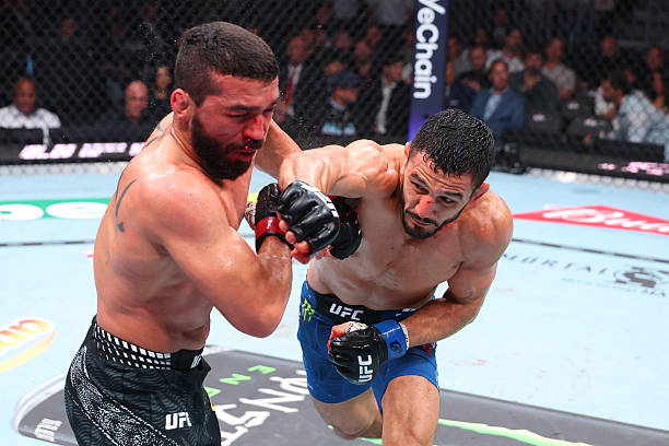 DiarioMma's tweet photo. Aaron Pico termina arrollando a Patricio Pitbull con una gran muestra de velocidad y precisión en el boxeo. ¿Veremos por fin el tan pronosticado ascenso de Aaron Pico? Victoria por decisión unánime #UFC327 https://t.co/bYecG4I5Hv