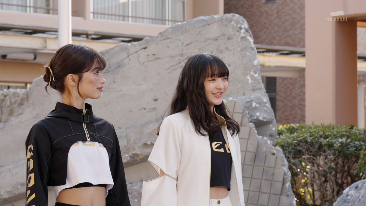 テーブル tweet media