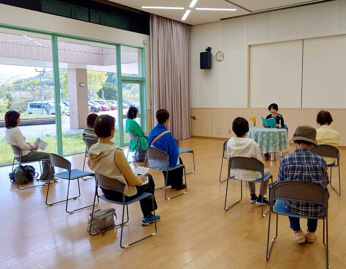 ginyusha's tweet photo. 4月11日、水巻町図書館にて、朗読会を開催しました。
皆様いつも熱心に聞いて下さり、ありがとうございます。
#言の葉
#大人のための朗読会
#水巻町図書館 https://t.co/cyzaxHXe94