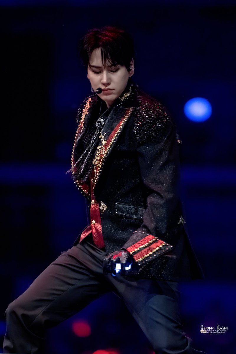 Burn the floor
Finally got a shot from C on Day 3
The lighting was really dim

black gloves on 🩵🩵

20260405 SJ Core in Seoul DAY 3

🩵🩵

<a href="/GaemGyu/">ChoKyuHyun</a> 

#규현 #조규현 #슈퍼주니어 #KyuHyun #圭賢 #SJ_CORE