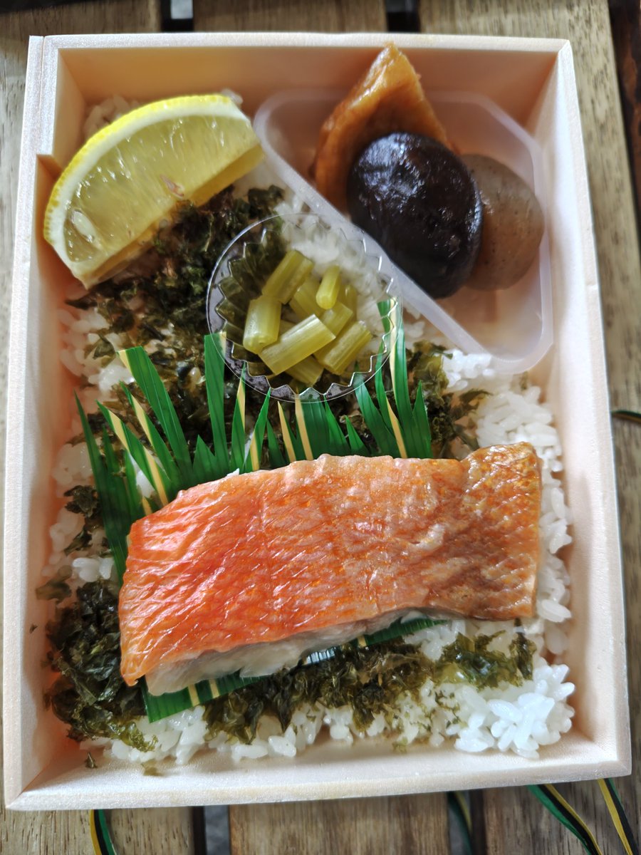 2gNfPoMOVW69544's tweet image. 伊豆高原駅の駅弁　金目鯛の塩焼き弁当を頂きました☺
とても美味しかったです☺
#伊豆高原
#駅弁
#金目鯛の塩焼き弁当