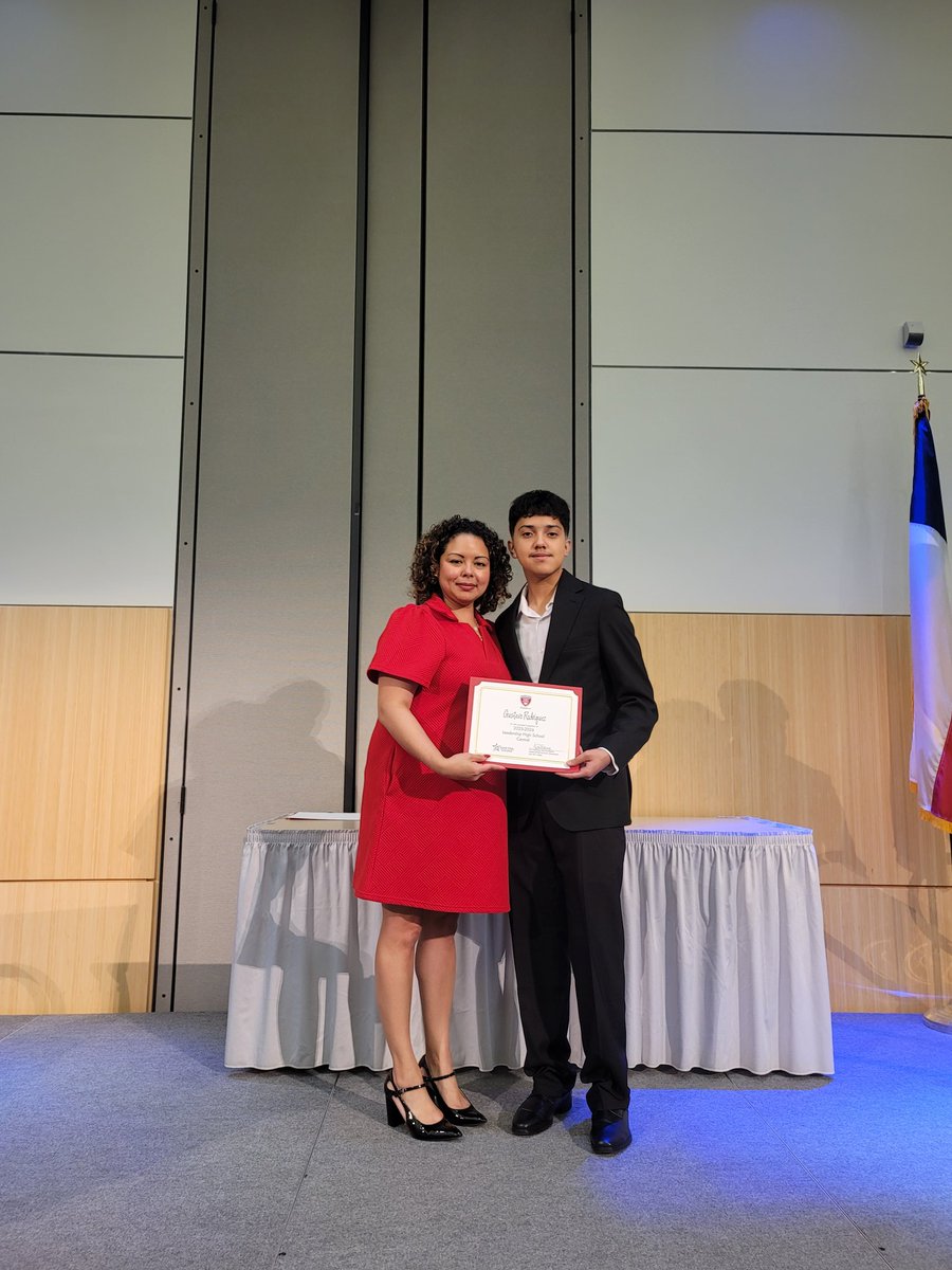 BethsaidaGlez's tweet photo. Congratulations son🎉. Thank you for everything Ysabel Luna💐🙏👏🫶 https://t.co/lPinJHTrxL