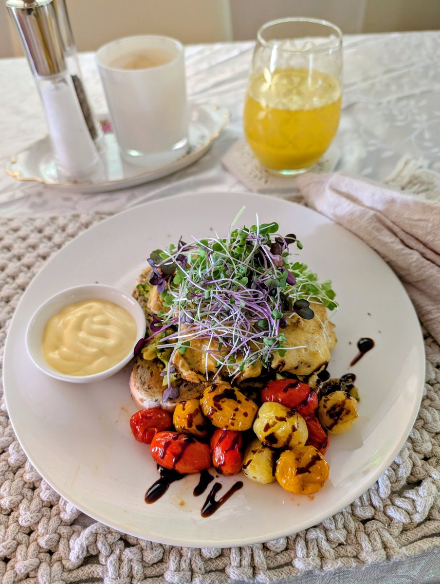 OZZY_GiRL_'s tweet image. Brunch today 😋 
Smashed avocado 🥑 
Scrambled eggs 🍳 
Cherry tomatoes 🍅 
Microgreens 💚 
Apple, ginger and turmeric juice 🥤 
Delicious 😋 #brunch #homecook