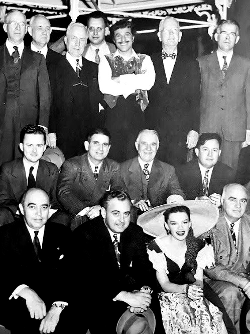 TheJudyRoom's tweet photo. April 11, 1947: Filming on "The Pirate" continued with scenes shot on the "Exterior Plaza" set. Judy Garland and Gene Kelly posed with a group of businessmen visiting MGM.

Filmography Pages https://t.co/NCVl3W7C8M

#judygarland #thejudyroom #genekelly #coleporter #thepirate https://t.co/O3zVPpzbPM