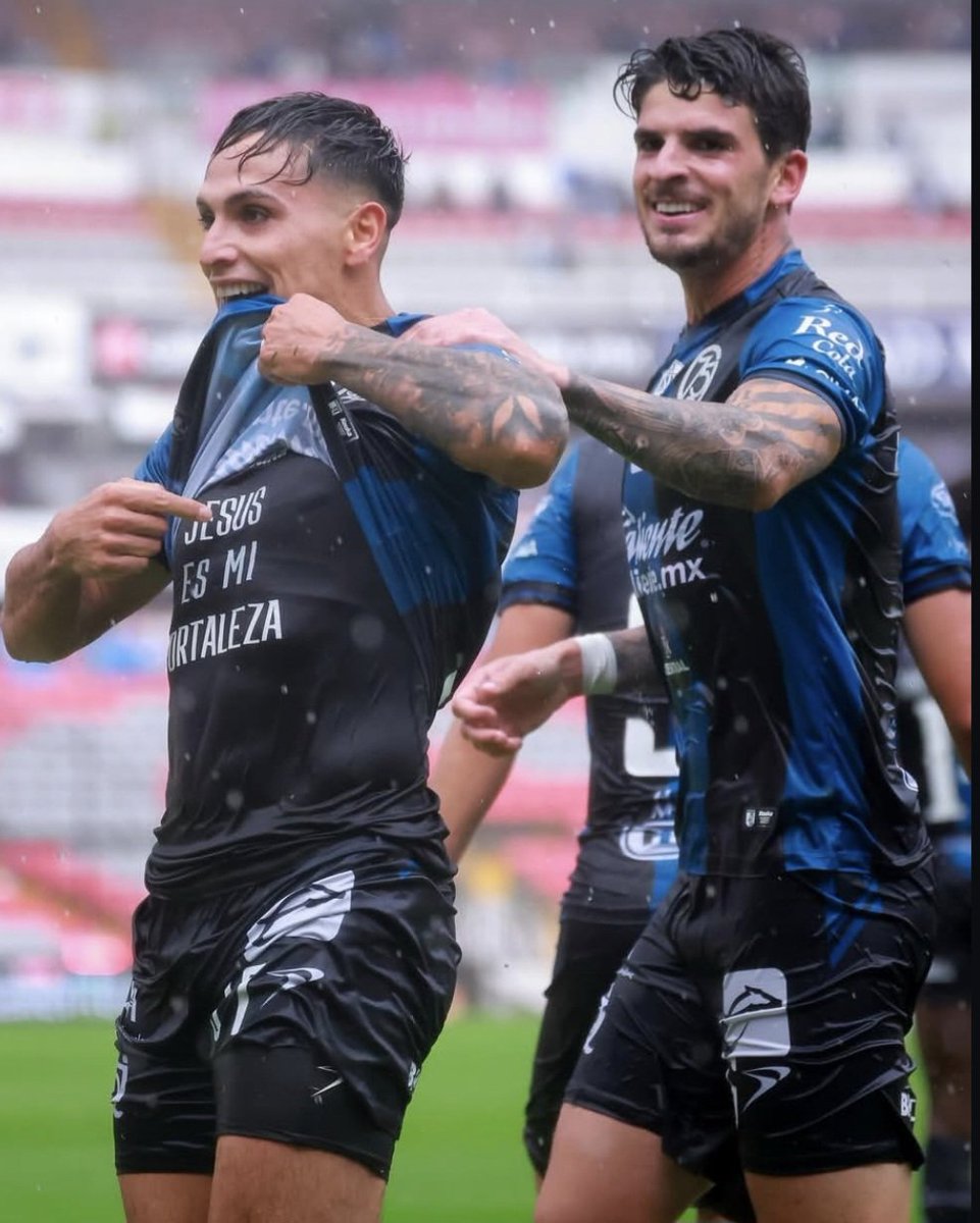 GallosTv's tweet photo. ¡LOS ELECTROCUTARON!

@Club_Queretaro 3️⃣➖️1️⃣ @ClubNecaxa

⚽️ Santiago Homenchenko 
⚽️⚽️ Mateo Coronel 

#Querétaro #GallosBlancos #EstadioCorregidora #LigaMX https://t.co/NdemRxrvlc
