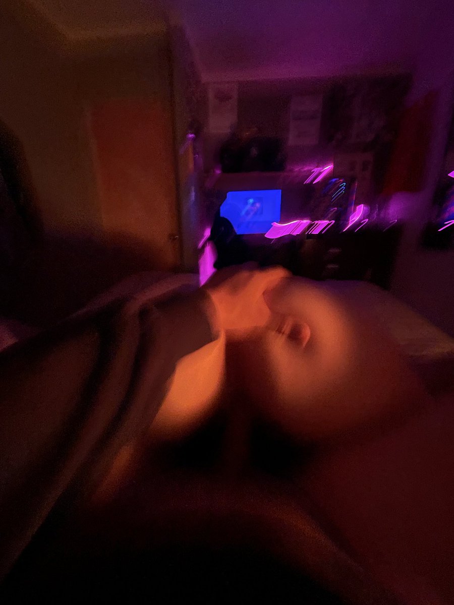 Ale161897's tweet photo. Pasando el frio #pareja #swinger #valpo #hot #chilehot https://t.co/xtLG9QoSXY