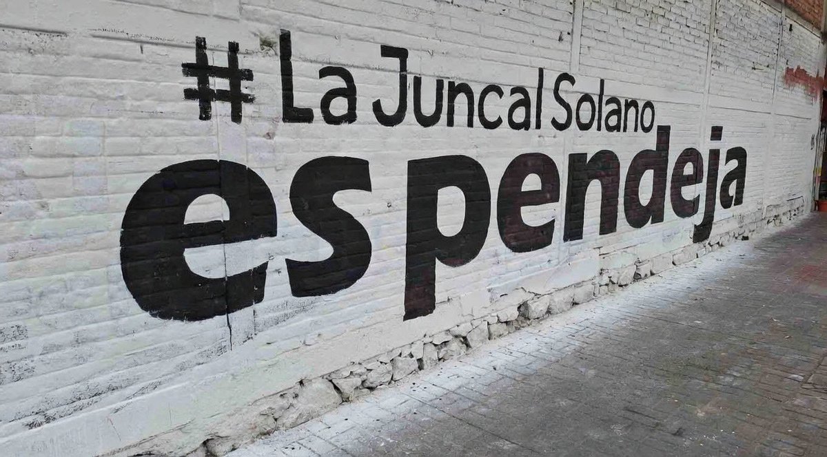 <a href="/juncalssolano/">Juncal Solano</a> Supongo que se refieren a <a href="/AlessandraRdlv/">Alessandra Rojo de la Vega</a> . Esa imagen es incorrecta. Esta es la original: