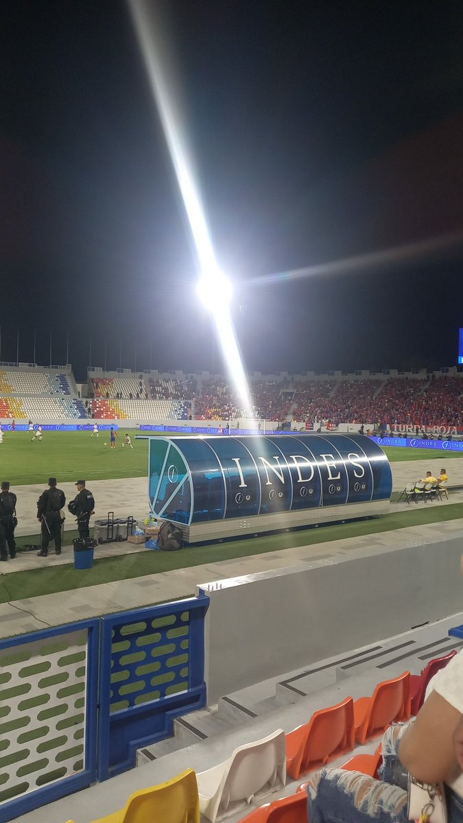 Pagar 18 dólares para ver solo una parte del terreno de juego, está jodido. ¿Y si hacen más atrás los banquillos <a href="/indeselsalvador/">INDES El Salvador</a> ?