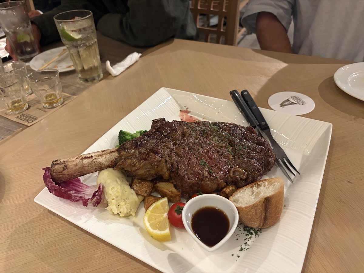 kurakura986's tweet photo. 1.4キロの肉最高でした😆
また食べたい🤤 https://t.co/SENiEyi9FB