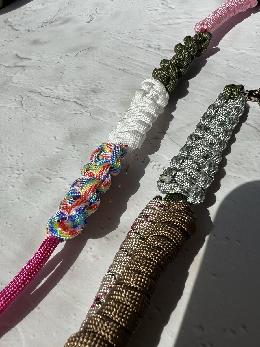 娘がパラコードで作ってくれた！
YouTubeみながら…
一緒にみたけどよくわからんかったー
編み物全般無理な私からしたら驚き🥺