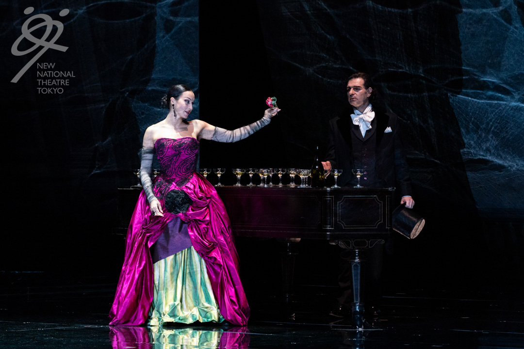 nntt_opera's tweet photo. 【オペラ『椿姫』の当日券情報（10:20時点）🎫】
◆4/12(日)13:00開演
※本日の昼公演は開演時間が異なりますのでご注意ください※
S席 〇 
A～D席・Z席　完売

ご購入はこちら↓
https://t.co/SLVnCskt65
お電話：03-5352-9999
予定上演時間：約2時間45分（第1幕・第2幕1場 75分　休憩30分　第2幕2場・第3幕 60分）

いよいよ本日千秋楽です！お見逃しなく
#新国立劇場オペラ #椿姫