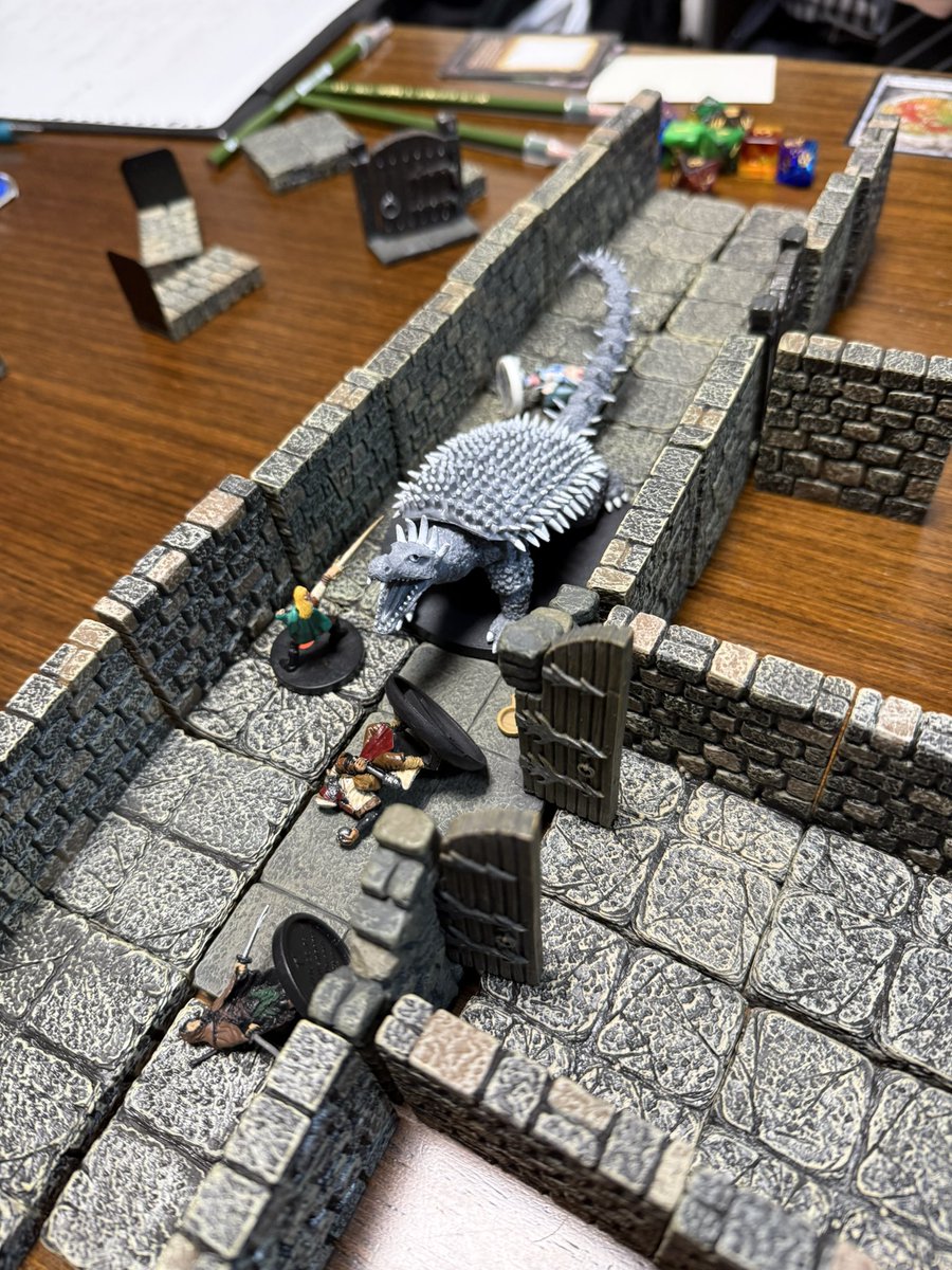 最近の我がTRPG部のD&amp;Dは、特撮怪獣がひたすら出てくるハック&amp;スラッシュなダンジョンをプレイしてます。
対戦よろしくお願いします。

翻訳実装の影響か、昨日の投稿に海外の人の反応がたくさん来るので調子に乗ってみたわけよ（しくじるフラグ

#dnd