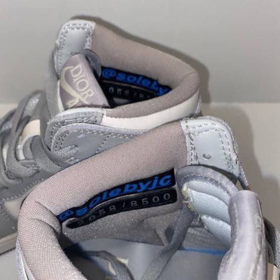INSÓLITO 🤣

Un influencer filtró una colaboración de Jordan x Dior y puso su arroba como marca de agua. 

Fábricas chinas empezaron a producir la réplica CON EL ARROBA.