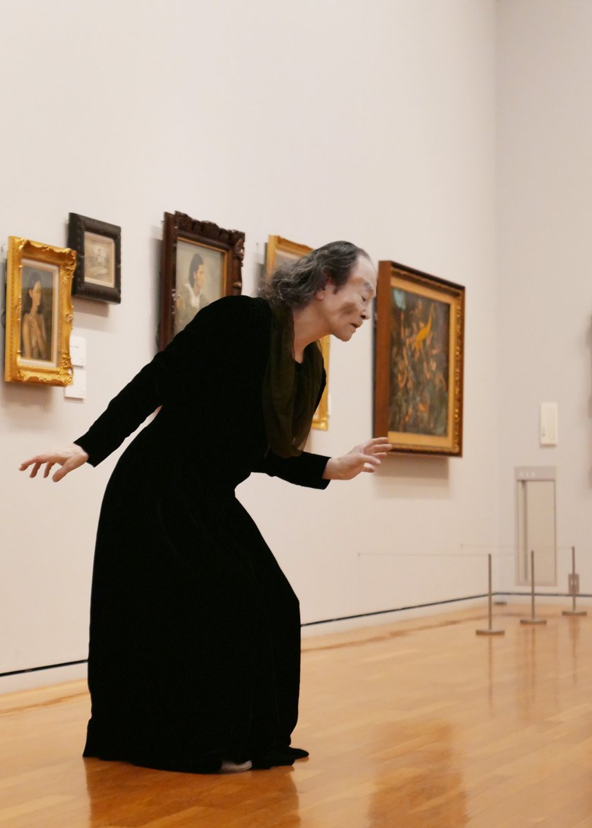 昨日、#牧野邦夫 展の関連イベント、舞踏「異界を招来する画家、牧野邦夫に捧ぐ」を開催しました。
牧野作品のモデルにもなった大森政秀さんの公演が始まると、展示室は神秘的な空気に包まれていました。
大森さん、ご参加いただいた皆様、ありがとうございました✨️
#茅ヶ崎市美術館