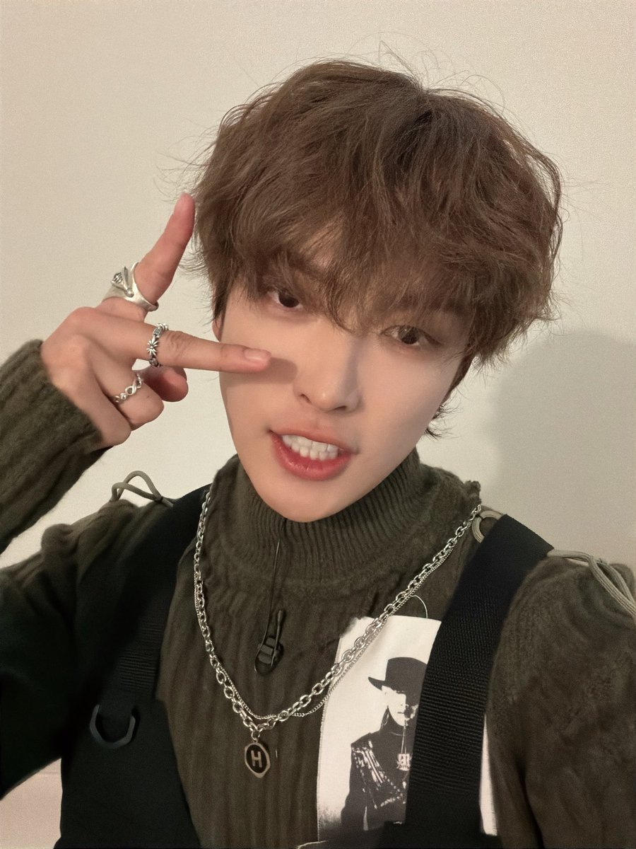 curiouscalamity's tweet photo. PROUD OWNER OF HONGJOONG IN THIS OUTFIT W/ THE HALATEEZ PATCH ‼️ https://t.co/bpUeSfio2t