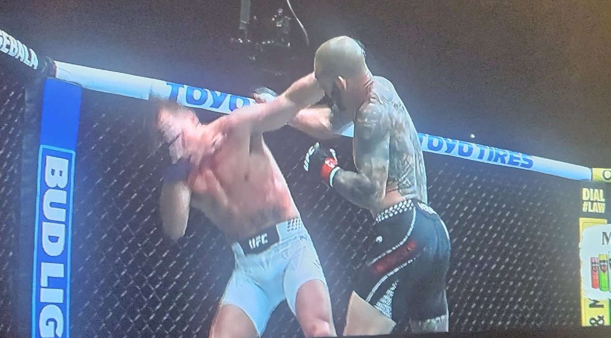 Covers_Ro's tweet photo. Great win from Cub Swanson. Flawless, multiple knockdowns, just walked Nate Landwehr down. Love to see a UFC legend go out with a big win. https://t.co/9Dq9BLtFf6