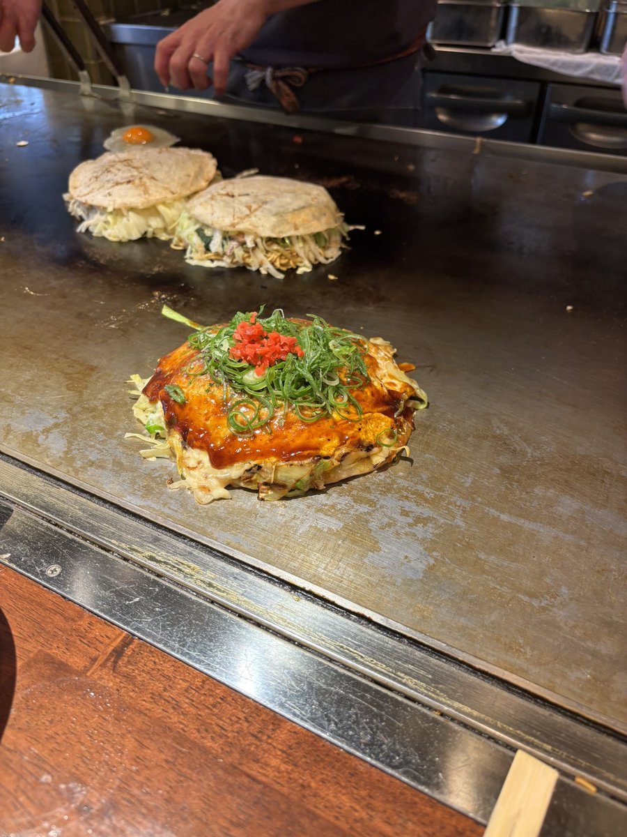 s_ran17's tweet photo. 天気よく散歩🚶‍♀️下北沢でお好み焼きランチ、麺入りのネギと大葉、麺なしのもちチーズ、小さいと思いましたが意外とお腹いっぱい🈵
#広島風  #ヒロキ https://t.co/NhgeKbDUsX