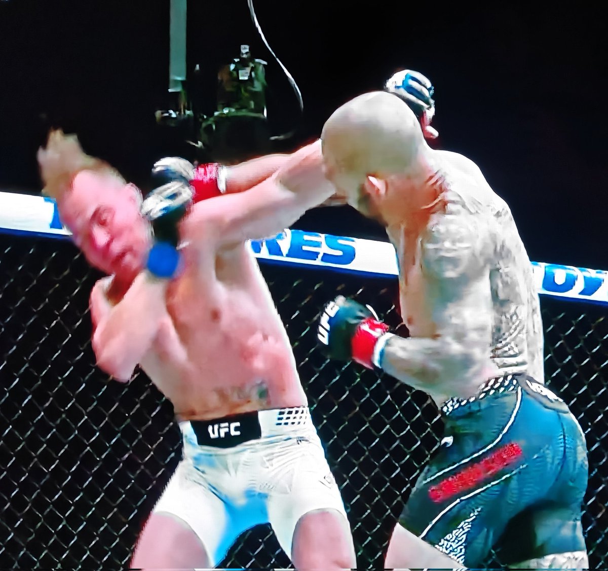 7thenumber7's tweet image. CUB SWANSON 
2 UNIT 💰💰 
MURDER

NICE WAY TO START THE MAIN
#UFC237