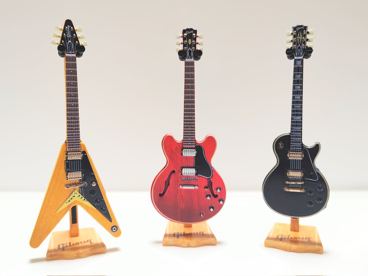 bn_bknb's tweet photo. #Gibson  #ガチャ🎶

主人ミッションクリア✨️
フルコンプでないけど、
ES-335が出たらOKにしてたので︎︎👍✨️

スタンドもカッコイイ🙌✨
BECKのと並べてみたりして

 #GibsonMiniatureCollection 
 #ミニチュア
 #ギター https://t.co/MmTPFLpszN