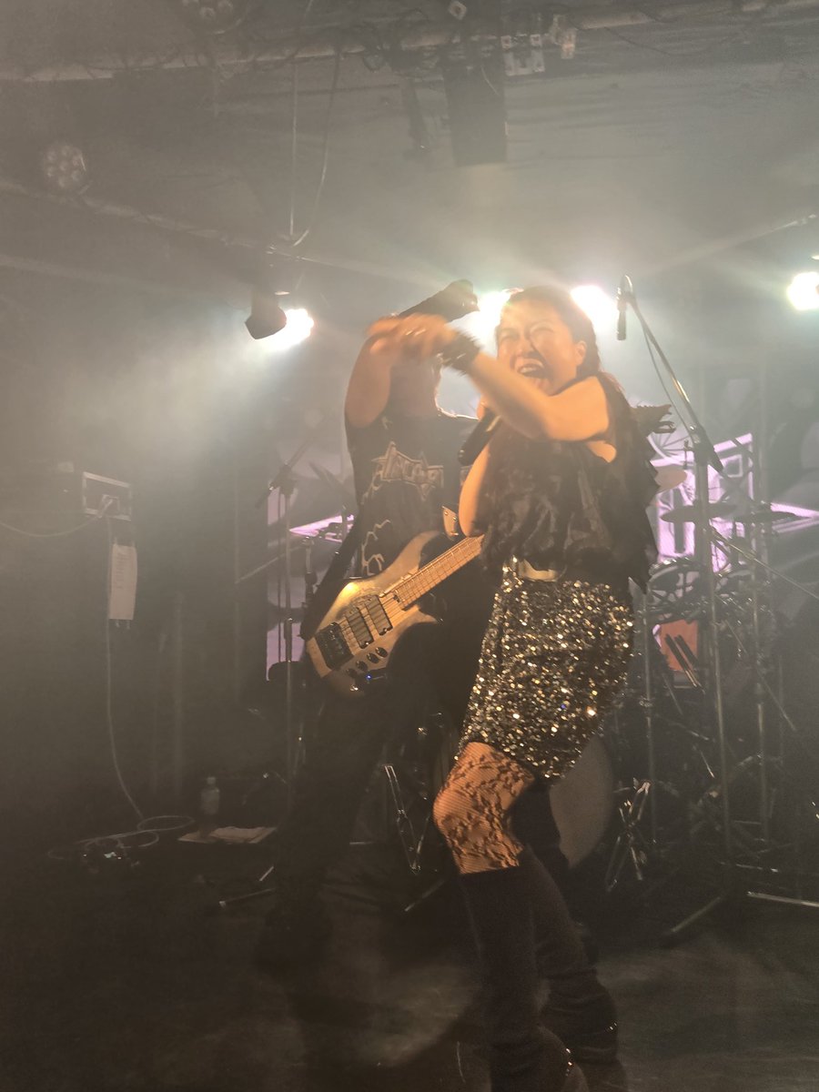 RanRanRanmaru7's tweet photo. 4月11日(土)
LOUD&PRIDE Vol.456
#NACARBIDE
今年結成10周年を迎えたNACARBIDE🔥
久しぶりに観るライブにバンドメンバーにも拳を上げ声を出して場を盛り上げる約束をしたのでそれを実行すべく最前列で熱く拳を上げました🔥
今回は嫁も同行し楽しいひと時を過ごして来ました🫶 https://t.co/xHE2ud5DVd
