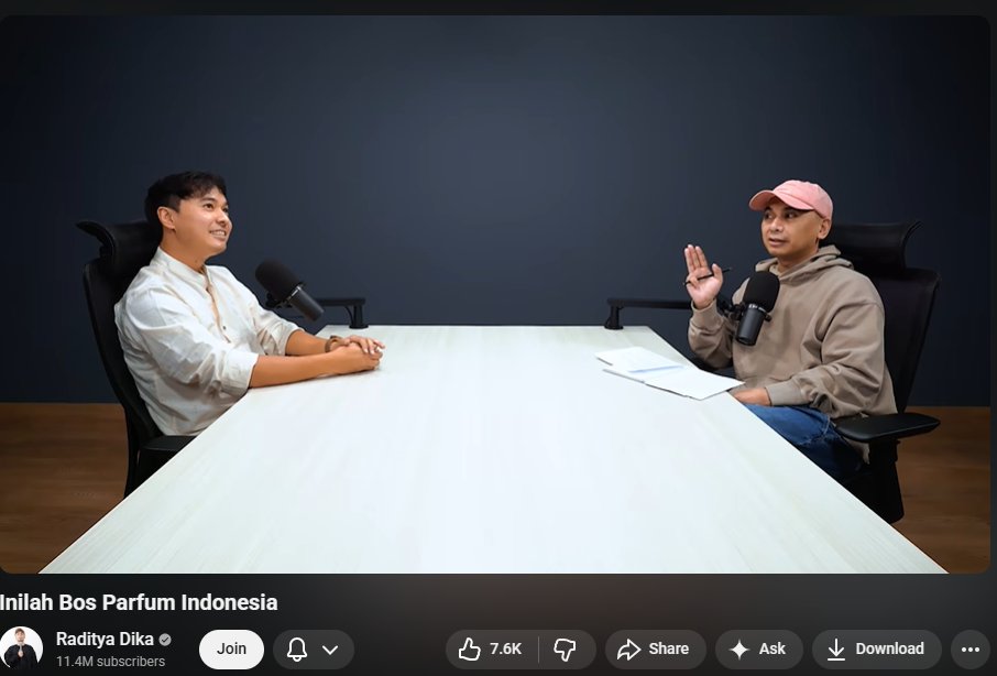 ucokdanibba's tweet photo. Lulusan Geologi ITB ditawarin gaji 2 digit di tambang Papua, tapi malah milih jadi anak magang gaji 350 ribu.

Banyak yang nggak tahu, Rizki Arif (founder HMNS) sebenernya sempat "mengubur" sisi kreatifnya demi ekspektasi orang tua. Dia lari ke dunia akademik dan sains biar dianggap punya masa depan stabil, sampai akhirnya tembus ke jurusan bergengsi di ITB.

Tapi pas lulus, dia justru ambil keputusan paling nekat: "Berkhianat" dari ijazahnya sendiri. Dia nolak kemapanan di industri tambang dan milih magang di brand sepatu cuma buat belajar cara bercerita (storytelling) dan marketing dari nol. 

Dia kasih janji ke orang tuanya: "Kasih Rizki waktu setahun, kalau nggak berhasil, Rizki balik ke tambang."

Struggle-nya makin nyata pas mulai bangun HMNS:
> Modal Seadanya: Cuma punya tabungan 10 juta. 8 juta buat modal bisnis, 2 juta sisanya buat nyambung hidup.

> Taktik Survival: Karena nggak punya duit buat produksi ribuan botol, dia nego mati-matian ke vendor biar mau jalanin MOQ 100 botol aja.

> Cashflow dari PO: Dia pakai sistem pre-order buat dapet modal produksi dari pembeli duluan. Skill nulisnya yang dulu sempat dia sembunyiin, malah jadi senjata utama buat bikin orang percaya sama brand baru ini.

Hasilnya?
HMNS bukan cuma jadi brand parfum lokal yang viral, tapi berhasil nembus pasar Malaysia, Vietnam, sampai Singapura. Dia bahkan balik ke ITB bukan sebagai alumni yang cari kerja, tapi sebagai partner kolaborasi riset teknologi parfum bareng tim Farmasi ITB.

Dia buktiin kalau latar belakang pendidikan nggak harus jadi penjara buat mimpi. Kadang, melepaskan "jalur aman" adalah satu-satunya cara buat lompat lebih jauh.

Kalo lo udah punya ijazah mentereng di tangan, berani nggak ngelepas gengsi buat mulai lagi dari nol demi sesuatu yang lo suka?

Tonton Podcast lengkapnya disini:
https://t.co/fWN8WJWtwP