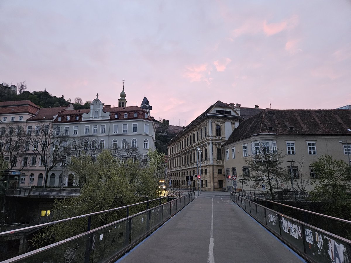 RJonTourUK's tweet image. Early walk in a very quiet #graz 🇦🇹