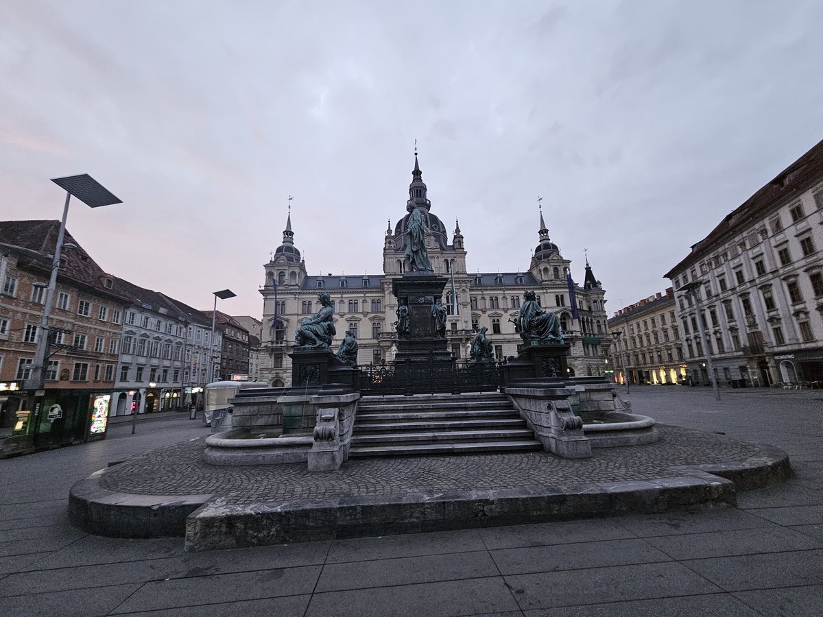 RJonTourUK's tweet image. Early walk in a very quiet #graz 🇦🇹