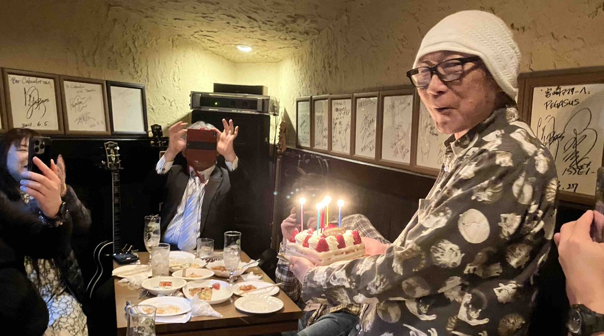 福山「Bar Caboulot（カブロ）」にて
少し遅れたバースデーをお祝いしてもらいました。嬉しかった！みんな有難う〜！（涙）
#岡崎倫典 #RyntenOkazaki #バーカブロ #BarCaboulot