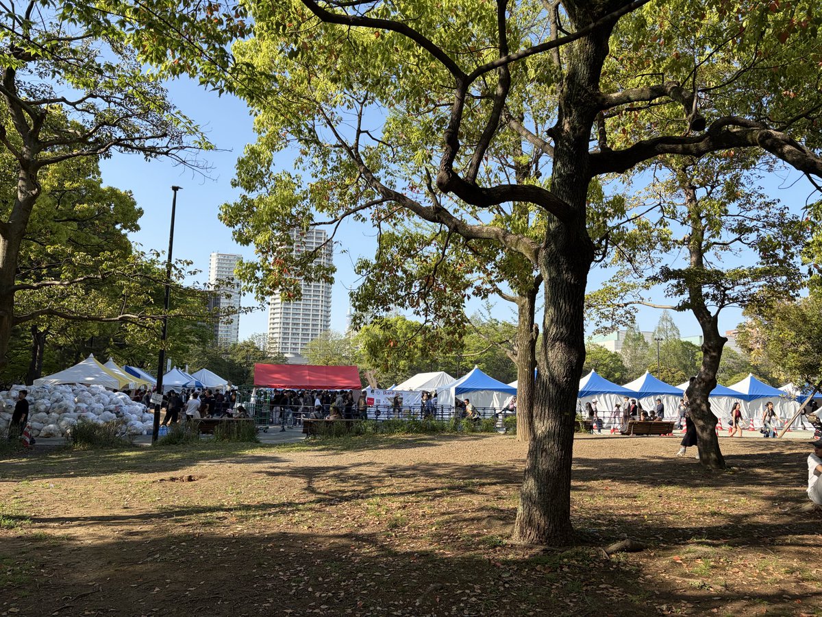 現代美術館に行ったら、隣の木場公園でミャンマーの正月イベントやってた。向こうの人と思われる人は、とても楽しそうだった。束の間の異国情緒。あちこちにゴミ袋があったり、ベンチ下にビール缶を置かないなど、気を遣ってイベントやってた印象。