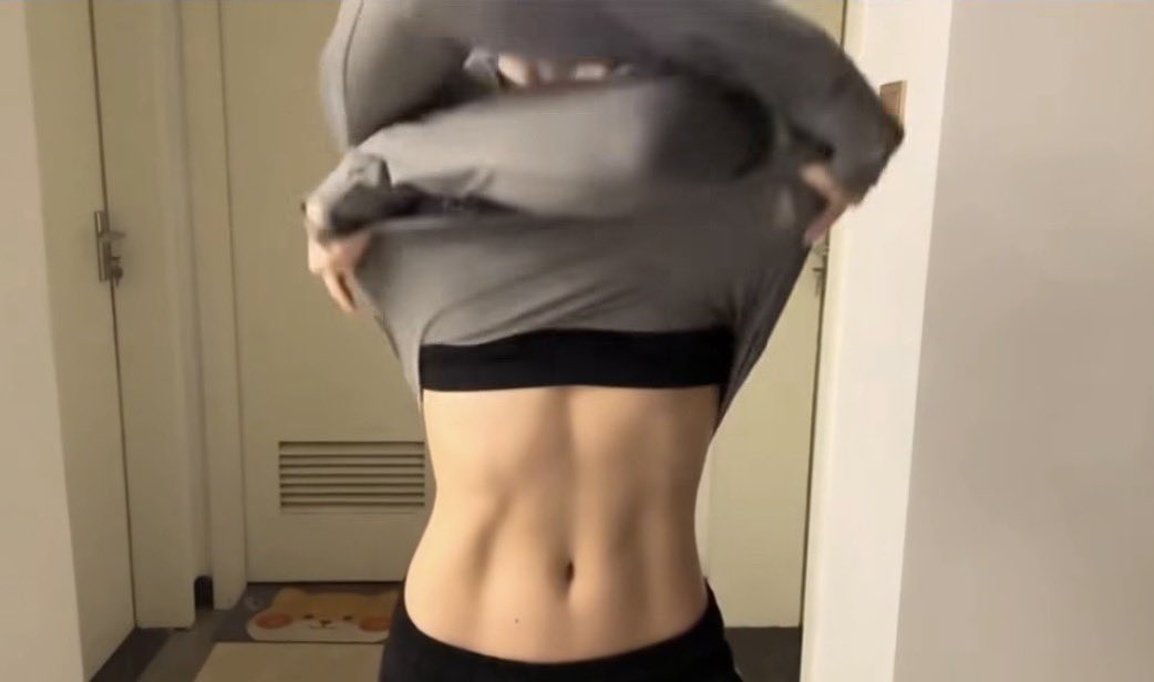 腹筋女子共有 tweet media