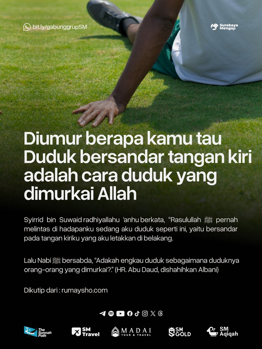 Syaikh ‘Utsaimin berkata, “Duduk dengan bersandar pada tangan kiri disifatkan dengan duduk orang yang dimurkai Allah.

Adapun meletakkan kedua tangan di belakang badan lalu bersandar pada keduanya, maka tidaklah masalah ..."

Dikutip dari : rumaysho.com/2482-duduk-ber…
