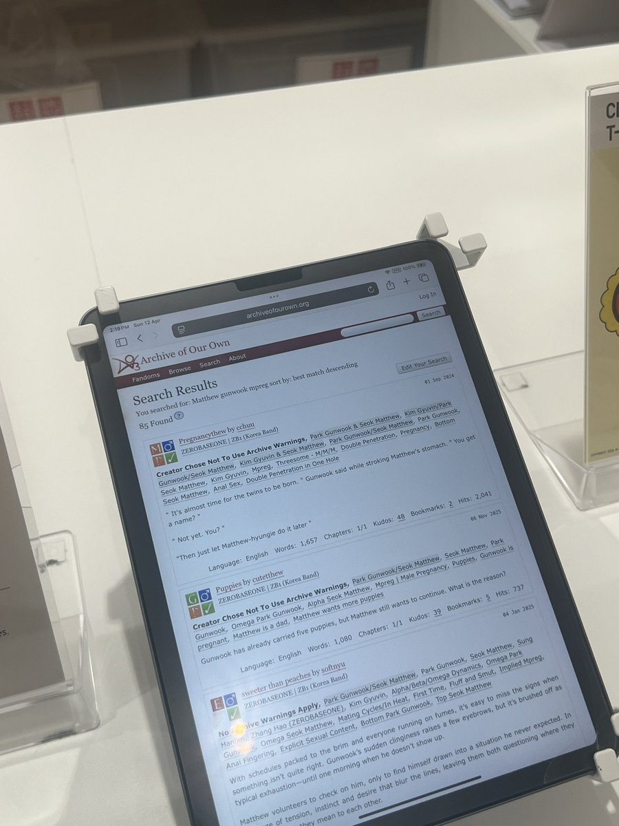 mattpreg's tweet photo. Reading geonmaet mpreg at the local uniqlo cashier https://t.co/qHuYF0JPyO