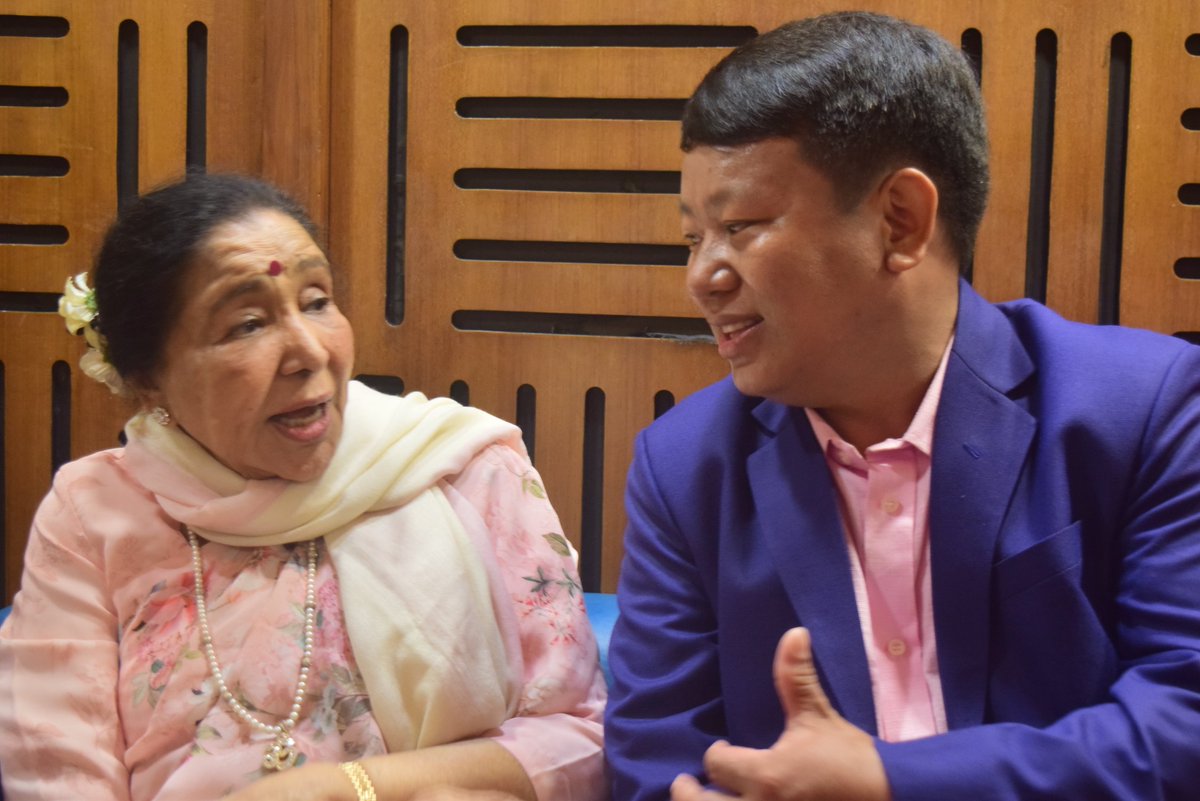 विश्वको सुप्रसिद्द भारतीय वरिष्ठ गायिका जीवित सरस्वती माता आशा भोसलेज्यु ९३ वर्षको उमेरमा अचानक हृदयघात (कार्डियाक अरेस्ट हुनु भई मुम्बईको ब्रीच क्यान्डी अस्पतालको इमर्जेन्सी युनिटमा उपचार भइरहेको अचानक खबर सुन्दा म भावविह्वल भएको छु हजुरको शिघ्र स्वास्थ्य लाभको कामना गर्दछु।